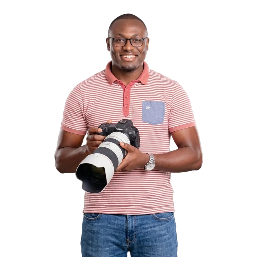Yves debout, appareil photo en main